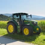 John Deere Traktor vor einem Maisacker